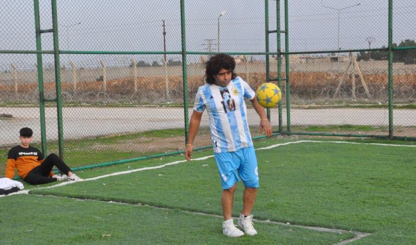 Maradona’nın ikizi gibi…  Yoğun ilgiden sokağa çıkamıyor