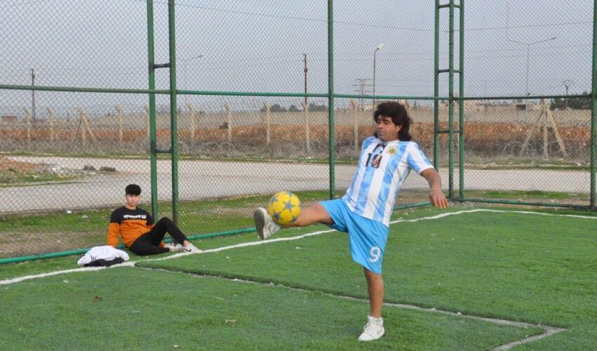 Maradona’nın ikizi gibi…  Yoğun ilgiden sokağa çıkamıyor