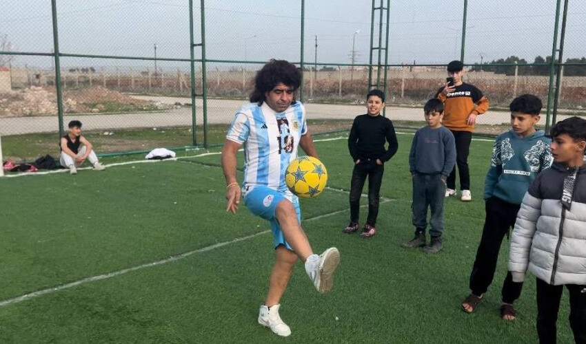 Maradona’nın ikizi gibi…  Yoğun ilgiden sokağa çıkamıyor