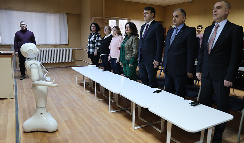 İnsansı robot 'Pepper' otizmli çocukların öğretmeni olacak