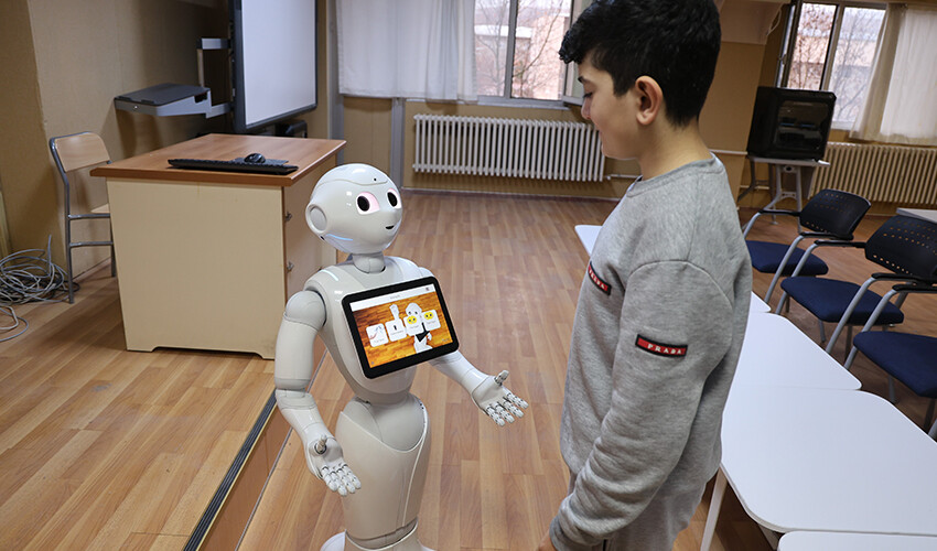 İnsansı robot 'Pepper' otizmli çocukların öğretmeni olacak