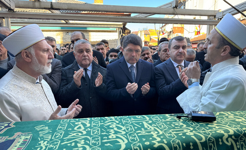 Bakan Tunç, Bartın Belediye Başkanı'nın eşinin cenazesine katıldı