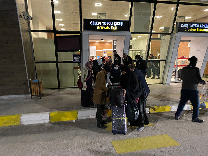 Umre dönüşü havada bomba paniği! Acil iniş yapan uçak geri döndü