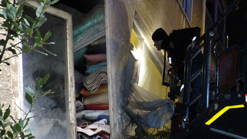 Çöplerin arasında kahreden son! Camdan giren ekipler adım atamadı