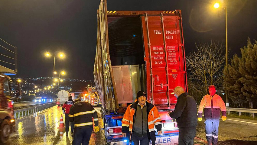 TEM’de feci kaza! Tır dorsesi patladı, 1 itfaiye eri yaralandı