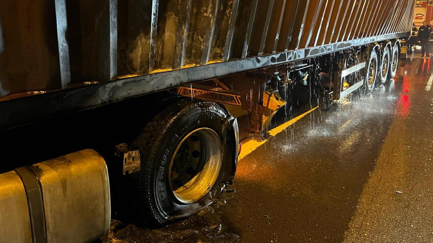 TEM’de feci kaza! Tır dorsesi patladı, 1 itfaiye eri yaralandı