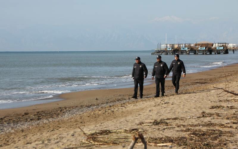 24 saat nöbet başladı: Antalya sahilinde 'ceset' devriyesi 24 saat nöbet başladı: Antalya sahilinde 'ceset' devriyesi