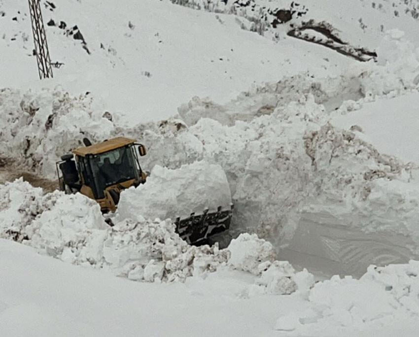 Her yer beyaza büründü, evler kara gömüldü! 7 metreyi gören oldu Her yer beyaza büründü, evler kara gömüldü! 7 metreyi gören oldu