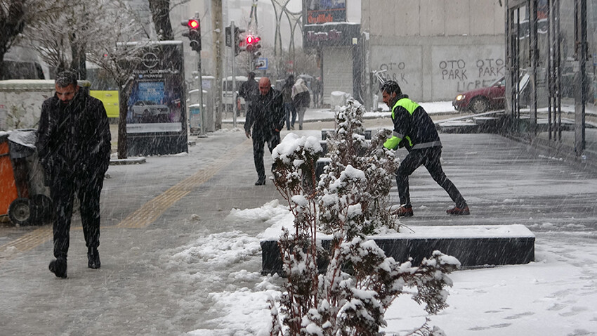 Van'da kar yürünecek yol bırakmadı: Uçak seferleri rötar yaptı
