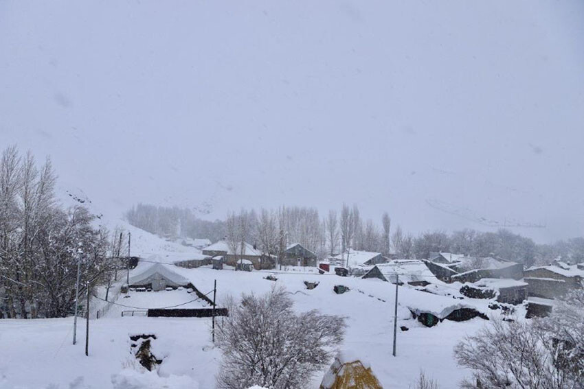 Her yer beyaza büründü, evler kara gömüldü! 7 metreyi gören oldu Her yer beyaza büründü, evler kara gömüldü! 7 metreyi gören oldu