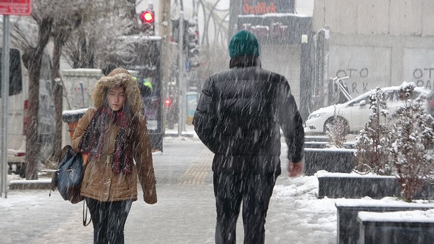 Van'da kar yürünecek yol bırakmadı: Uçak seferleri rötar yaptı
