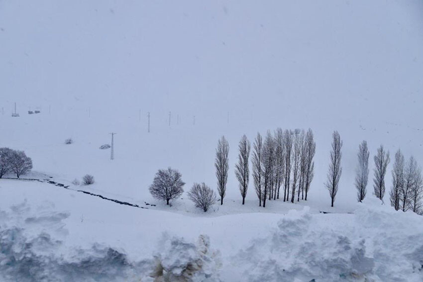 Her yer beyaza büründü, evler kara gömüldü! 7 metreyi gören oldu Her yer beyaza büründü, evler kara gömüldü! 7 metreyi gören oldu
