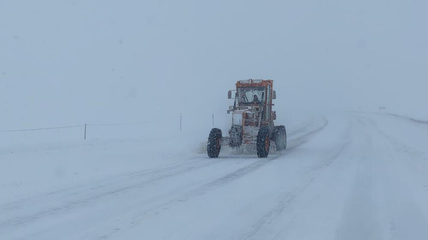 Her yer beyaza büründü, evler kara gömüldü! 7 metreyi gören oldu Her yer beyaza büründü, evler kara gömüldü! 7 metreyi gören oldu