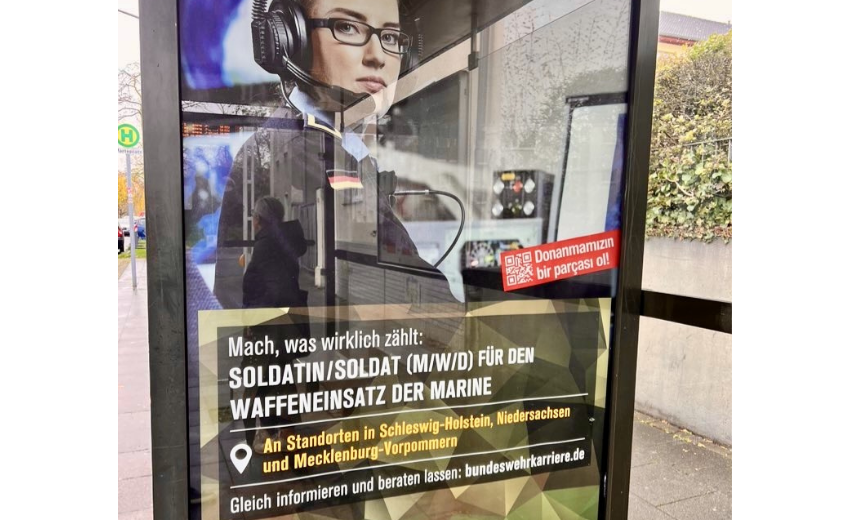 Almanya Türkleri askere almaya başladı: Askersiz kalan Alman ordusu sokaklara boy boy Türkçe afişler asıyor Almanya Türkleri askere almaya başladı: Askersiz kalan Alman ordusu sokaklara boy boy Türkçe afişler asıyor