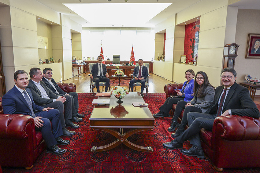 TİP lideri Erkan Baş'tan Özgür Özel'e 'seçim' ziyareti TİP lideri Erkan Baş'tan Özgür Özel'e 'seçim' ziyareti