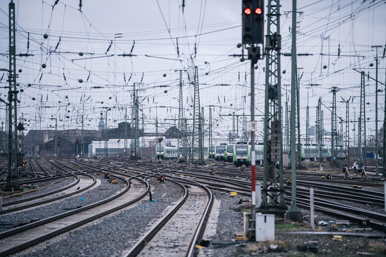 Eylem yaptılar, ulaşımı felç ettiler! Alman makinistlerden en uzun grev