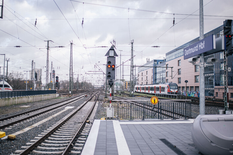 Eylem yaptılar, ulaşımı felç ettiler! Alman makinistlerden en uzun grev
