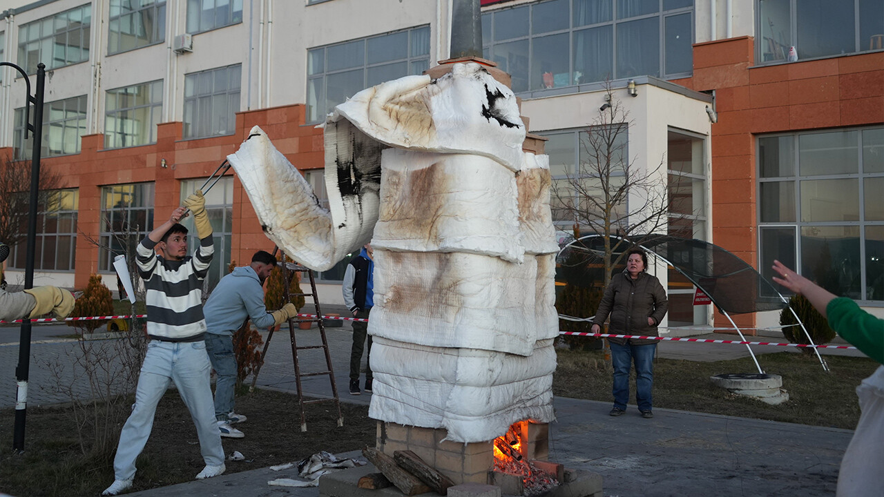 139 yıllık saat kulesinin minyatürünü 12 saat boyunca pişirdiler 139 yıllık saat kulesinin minyatürünü 12 saat boyunca pişirdiler