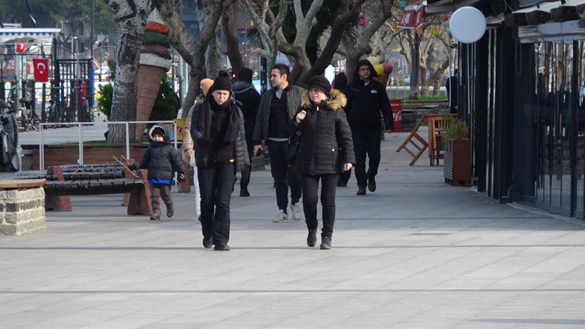 Enfeksiyon uzmanı uyardı: Virüs tatile çıkmıyor