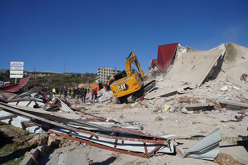 Kahramanmaraş'ta ağır hasarlı bina, iş makinesinin üzerine çöktü! Operatör hayatını kaybetti Kahramanmaraş'ta ağır hasarlı bina, iş makinesinin üzerine çöktü! Operatör hayatını kaybetti