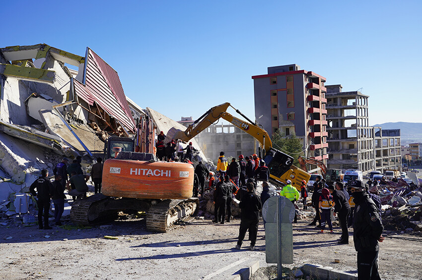 Kahramanmaraş'ta ağır hasarlı bina, iş makinesinin üzerine çöktü! Operatör hayatını kaybetti Kahramanmaraş'ta ağır hasarlı bina, iş makinesinin üzerine çöktü! Operatör hayatını kaybetti