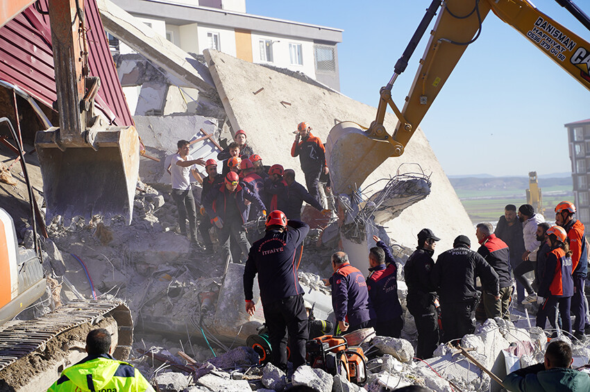 Kahramanmaraş'ta ağır hasarlı bina, iş makinesinin üzerine çöktü! Operatör hayatını kaybetti Kahramanmaraş'ta ağır hasarlı bina, iş makinesinin üzerine çöktü! Operatör hayatını kaybetti