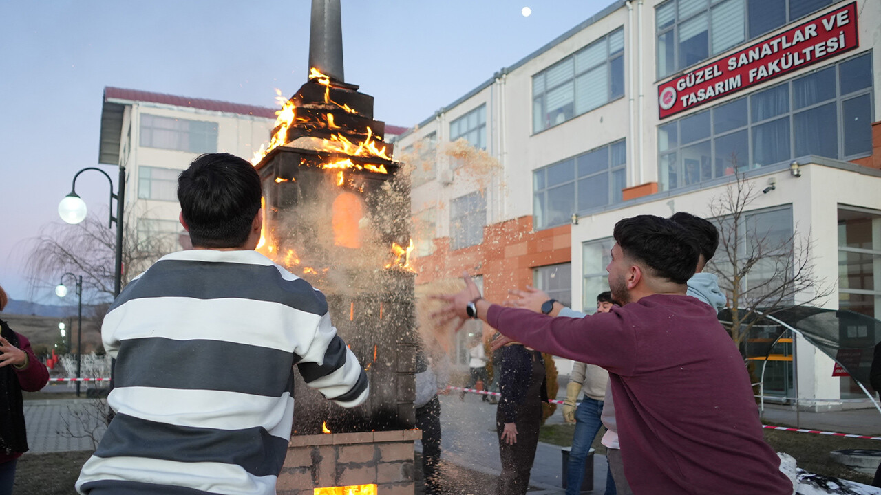 139 yıllık saat kulesinin minyatürünü 12 saat boyunca pişirdiler 139 yıllık saat kulesinin minyatürünü 12 saat boyunca pişirdiler