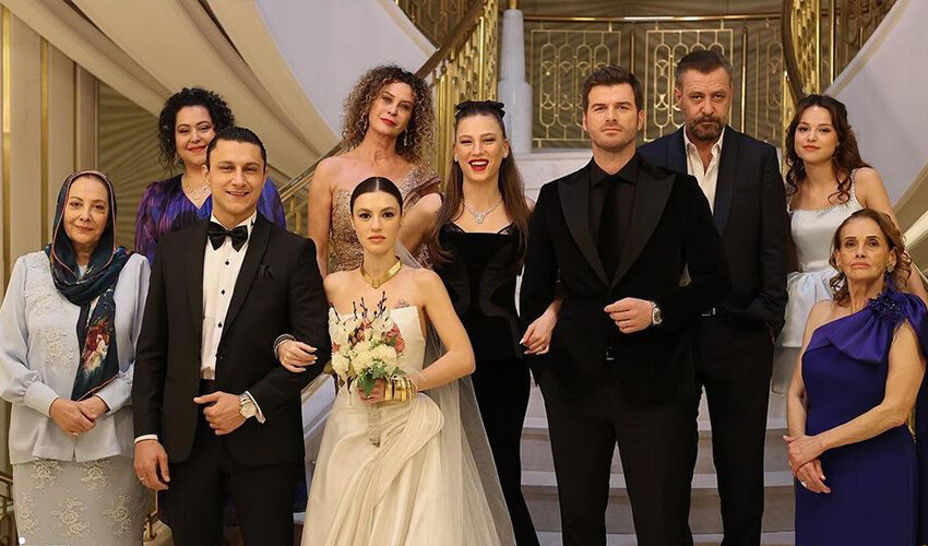 Serenay Sarıkaya Aile dizisinde söylediği Orhan Gencebay şarkısıyla kulakların pasını sildi