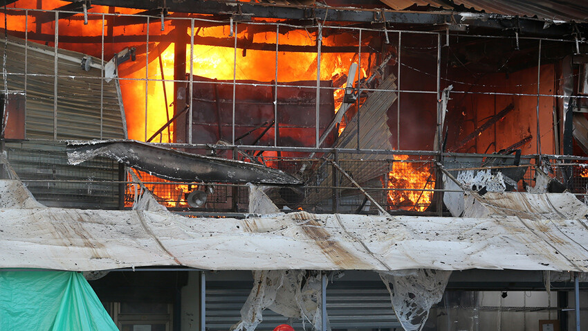İki alışveriş merkezi alevlere teslim! Helikopterler devreye girdi İki alışveriş merkezi alevlere teslim! Helikopterler devreye girdi