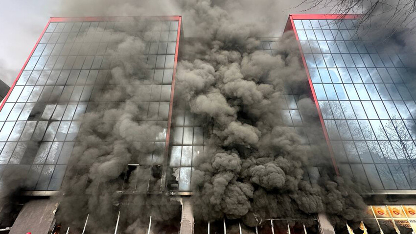 İki alışveriş merkezi alevlere teslim! Helikopterler devreye girdi İki alışveriş merkezi alevlere teslim! Helikopterler devreye girdi