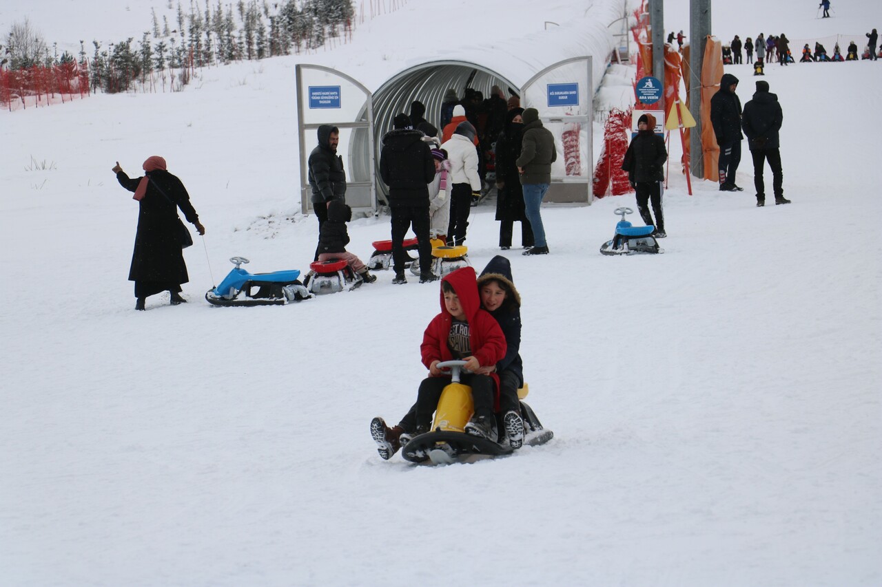 Kayak merkezlerine yarıyıl tatili yoğunluğu! Sivas'ta oteller doldu taştı Kayak merkezlerine yarıyıl tatili yoğunluğu! Sivas'ta oteller doldu taştı