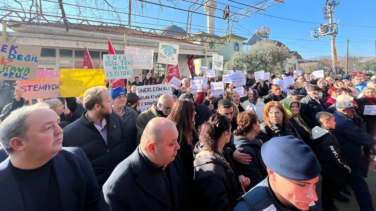 Fabrikanın oluşturduğu kirlilik vatandaşı çileden çıkarttı! 'İstemiyoruz'