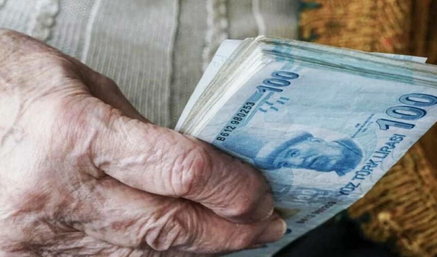 SGK güzel haberi verdi: Emekli maaşı alanlar dikkat! Gece yarısından sonra hesaba geçirilecek