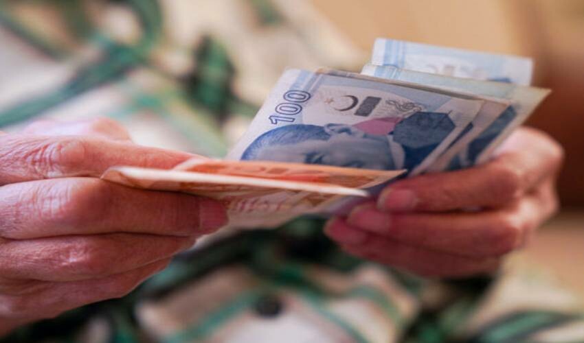 SGK güzel haberi verdi: Emekli maaşı alanlar dikkat! Gece yarısından sonra hesaba geçirilecek