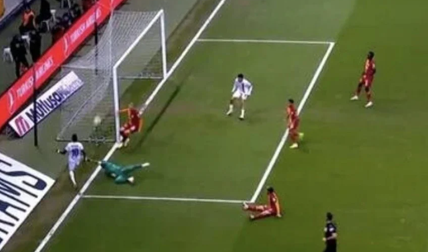 Galatasaray - İstanbulspor maçına damga vuran karar! Hakem golü iptal edip, penaltı çaldı