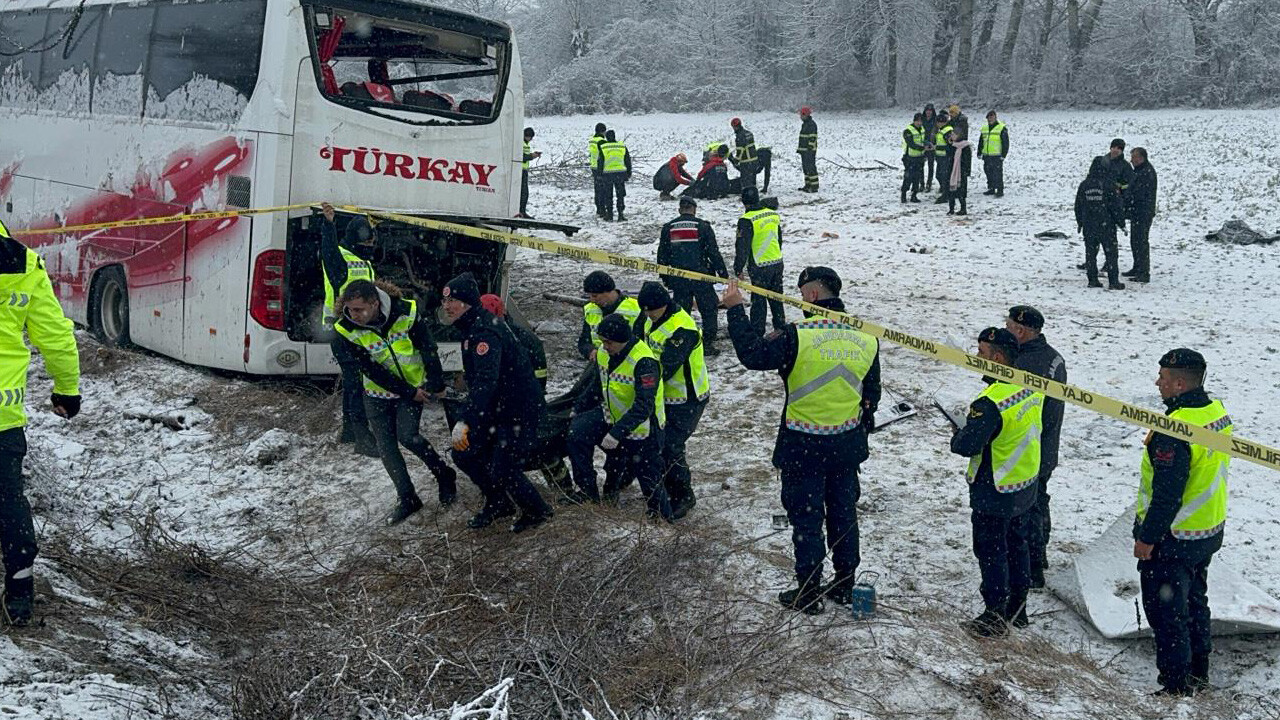 Kastamonu’da yolcu otobüsü karda kayıp tarlaya uçtu, 6 ölü 33 yaralı