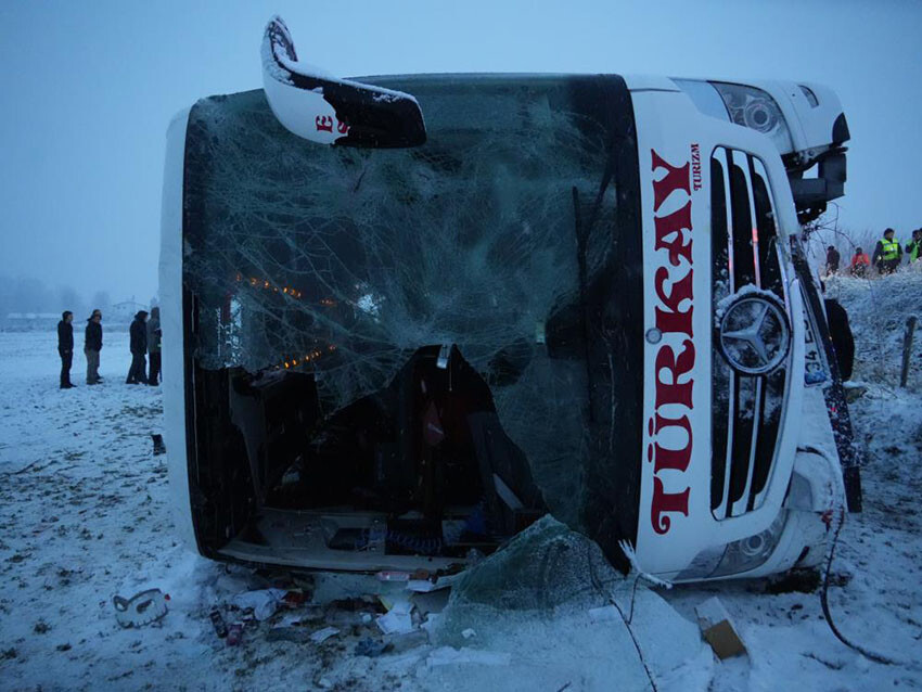 Kastamonu’da yolcu otobüsü karda kayıp tarlaya uçtu, 6 ölü 33 yaralı