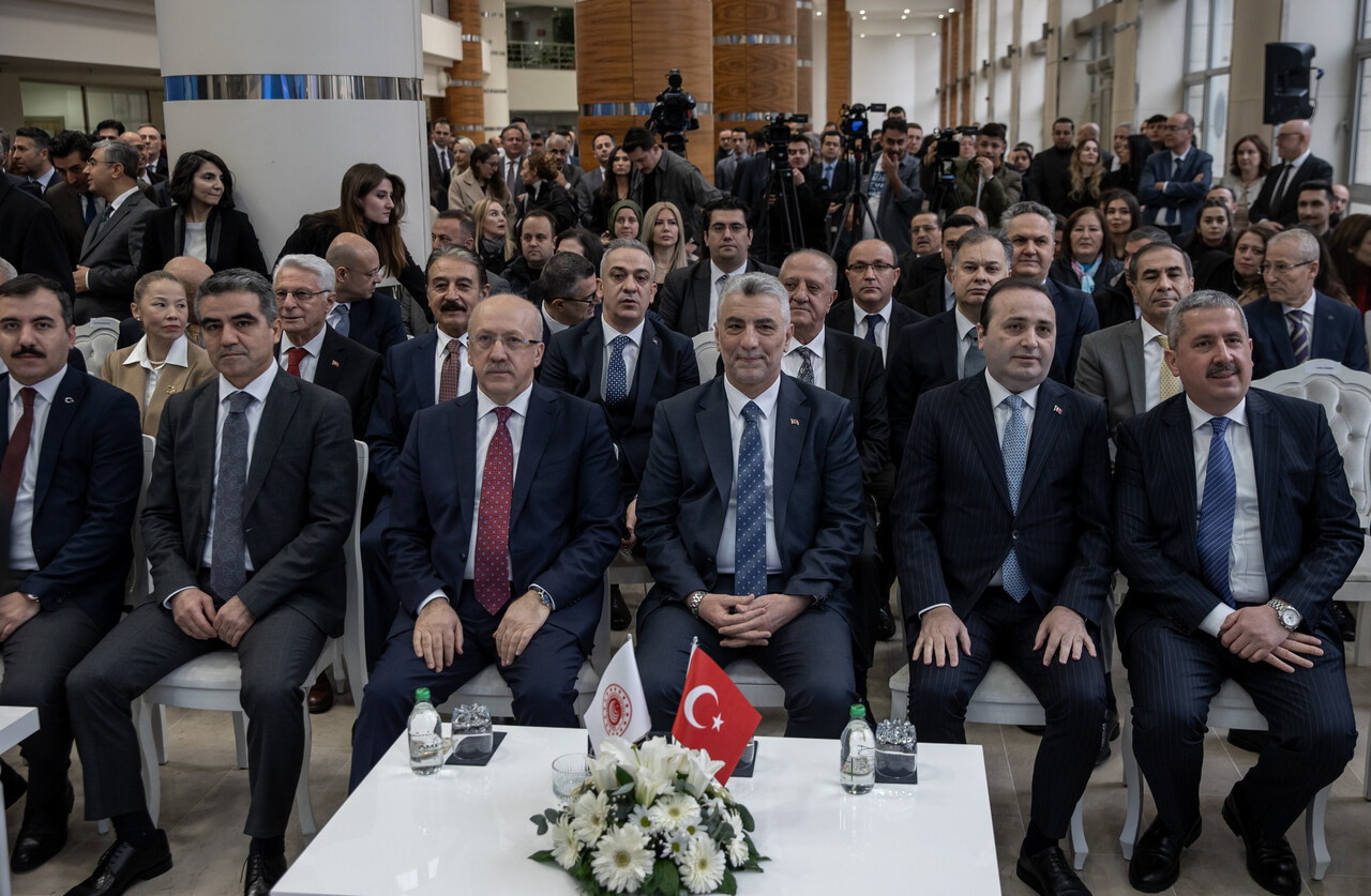 Bakan Bolat 'yıla iyi başladık' sözleriyle duyurdu! İhracatta hedef 377 milyar dolar