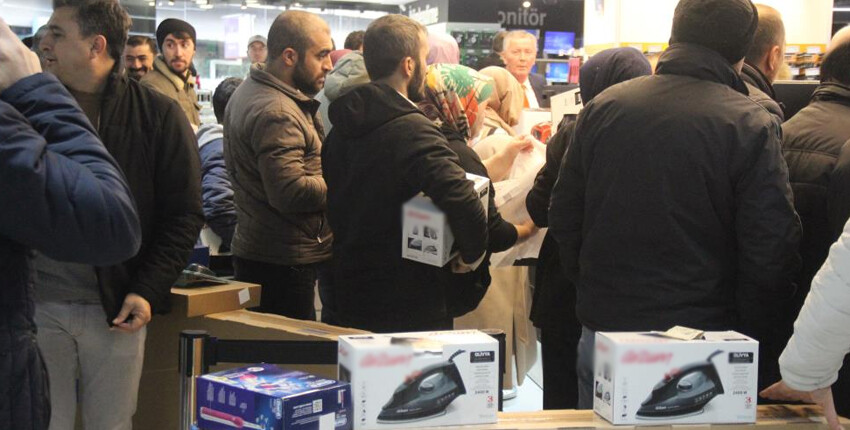 800 TL'lik ütünün 19 TL'ye satıldığını duyan mağazaya koştu