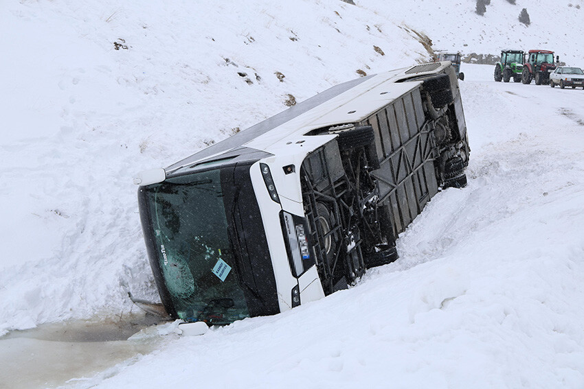 Sivas'ta cenaze yakınlarını taşıyan otobüs devrildi: Çok sayıda yaralı var