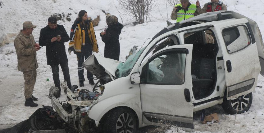 Erzincan'da askerleri taşıyan midibüs ile otomobil çarpıştı: 1 ölü, 9 yaralı Erzincan'da askerleri taşıyan midibüs ile otomobil çarpıştı: 1 ölü, 9 yaralı