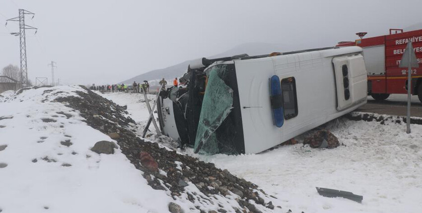 Erzincan'da askerleri taşıyan midibüs ile otomobil çarpıştı: 1 ölü, 9 yaralı Erzincan'da askerleri taşıyan midibüs ile otomobil çarpıştı: 1 ölü, 9 yaralı