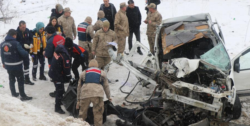 Erzincan'da askerleri taşıyan midibüs ile otomobil çarpıştı: 1 ölü, 9 yaralı Erzincan'da askerleri taşıyan midibüs ile otomobil çarpıştı: 1 ölü, 9 yaralı
