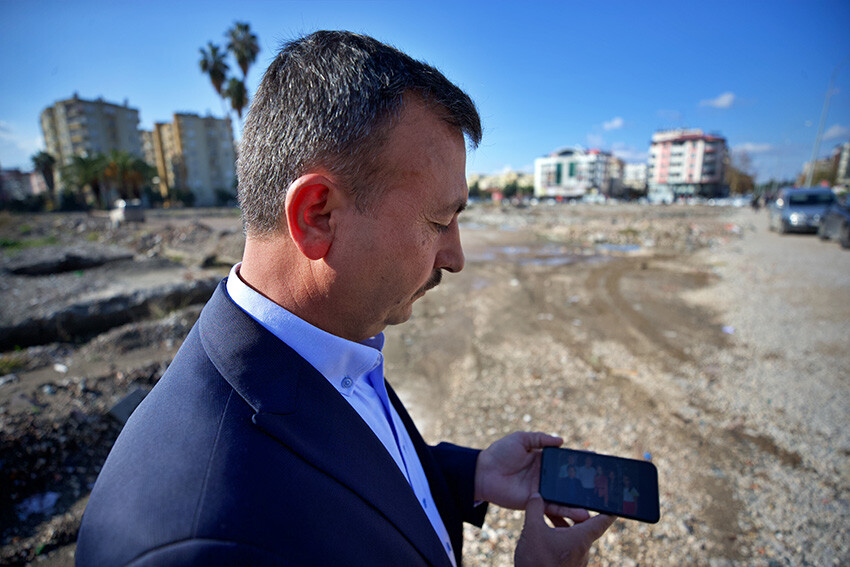 Eşini ve 4 çocuğunu gömdüğü enkazın başında elinde fotoğraflarla bekliyor Eşini ve 4 çocuğunu gömdüğü enkazın başında elinde fotoğraflarla bekliyor