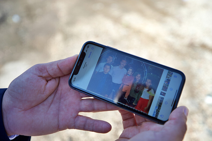 Eşini ve 4 çocuğunu gömdüğü enkazın başında elinde fotoğraflarla bekliyor Eşini ve 4 çocuğunu gömdüğü enkazın başında elinde fotoğraflarla bekliyor