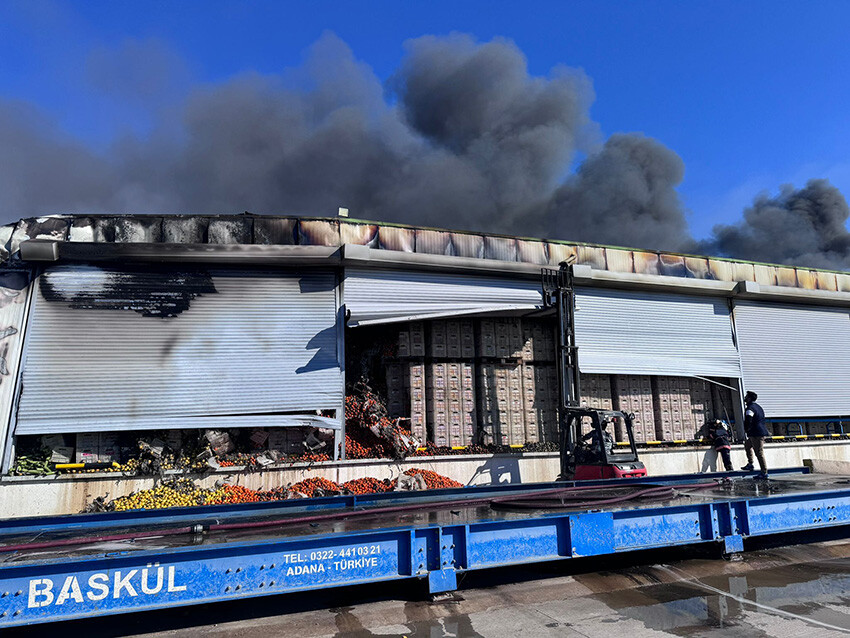 Mersin'de fabrika yangın! Kara dumanlar gökyüzünü sardı