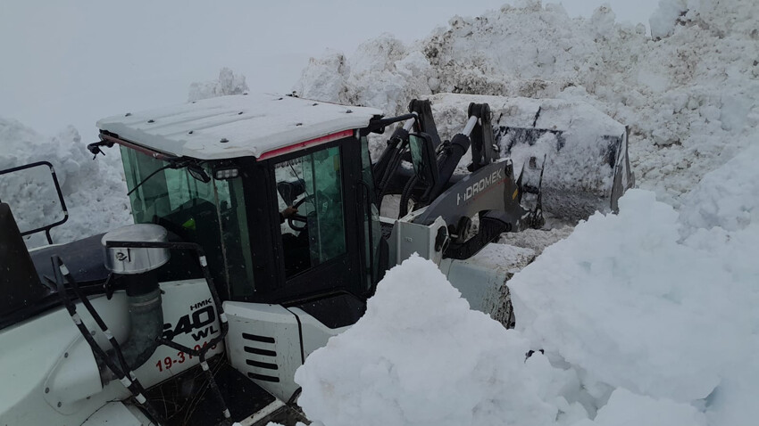 Yüksekova'da 'beyaz' mücadele: 5 metrelik kar her şeyi yuttu