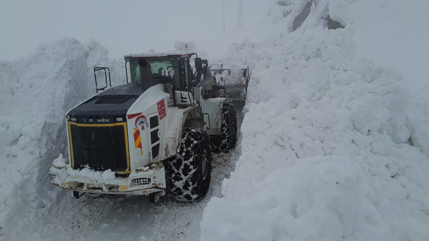Yüksekova'da 'beyaz' mücadele: 5 metrelik kar her şeyi yuttu