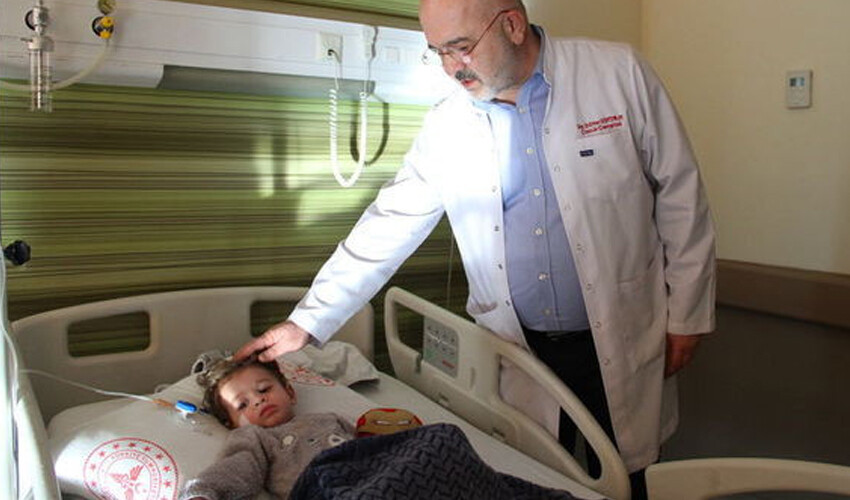 1 yaşındaki bebeğe 'yapay bağırsak' : Özel bir ameliyatla sağlığına kavuştu