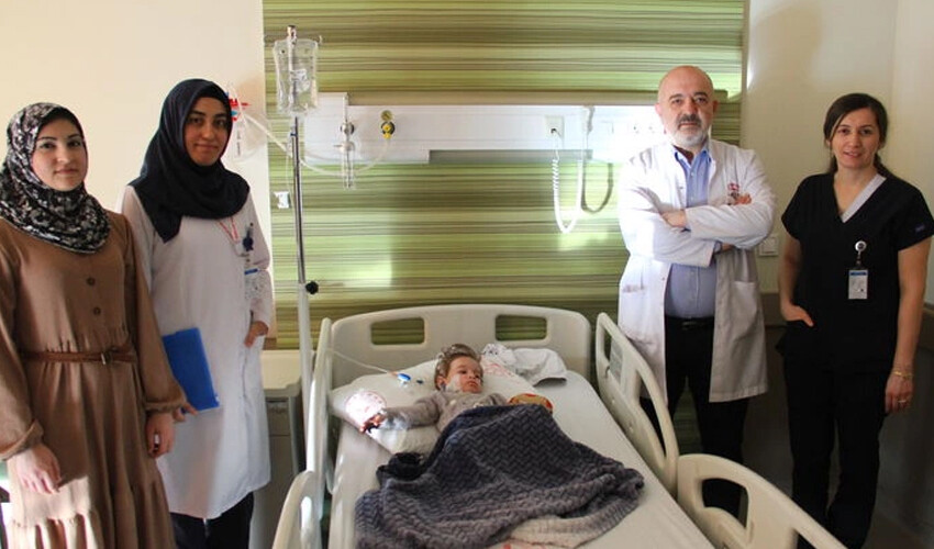 1 yaşındaki bebeğe 'yapay bağırsak' : Özel bir ameliyatla sağlığına kavuştu